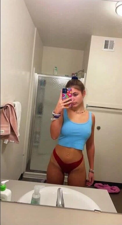 She lost control of her nudes😈